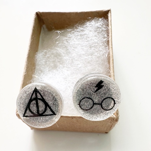 Harry Potter and Hufflepuff Earrings Badger Yellow Silver Black Round Post Back - Picture 9 of 12